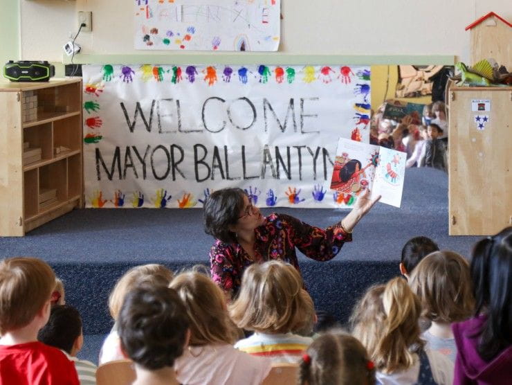 mayor reading to children 