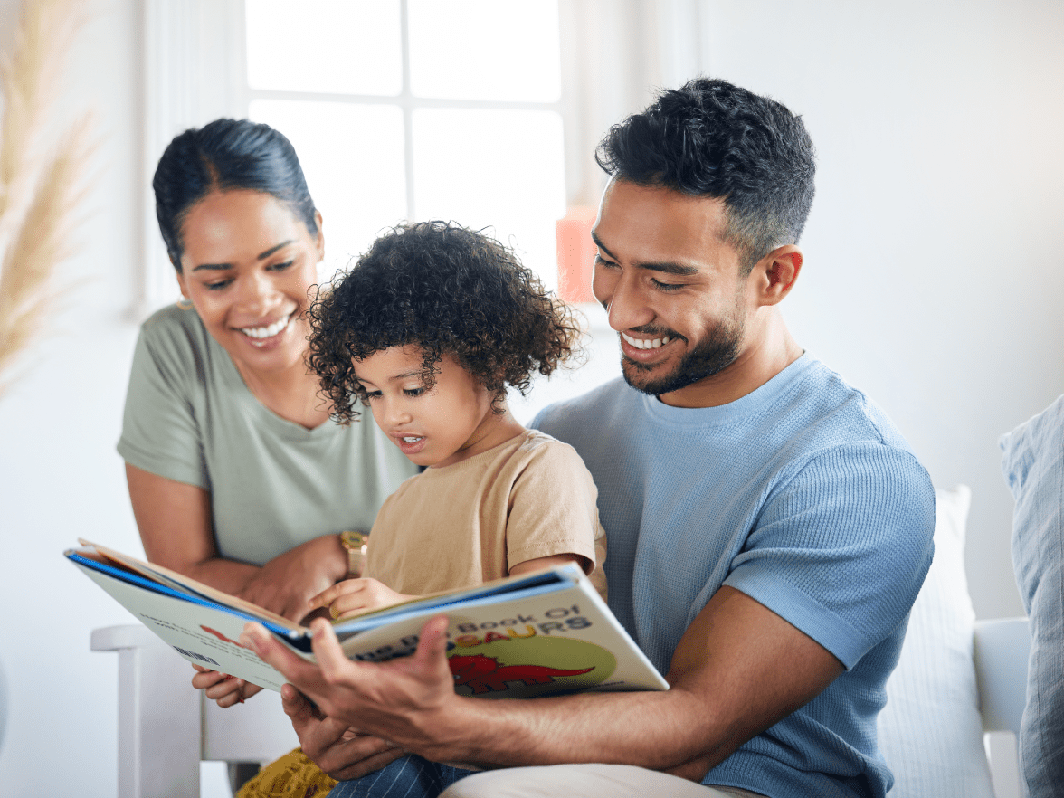 Вместе книга и семья. Читающая семья. Семья читает книгу. Фото читательская семья. Sams Family reading.