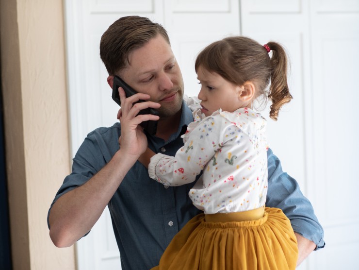 dad holding daughter 