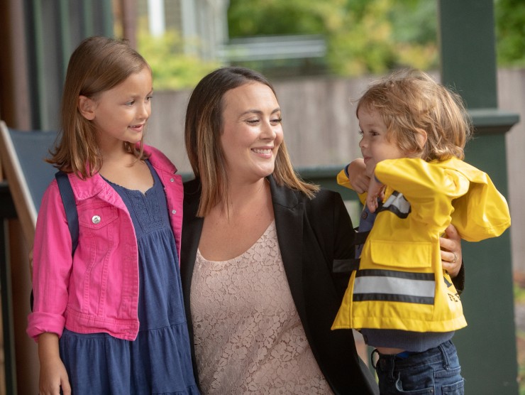 mom with children 