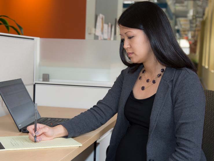 working mom preparing for her maternity leave