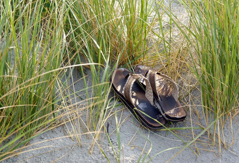 Choosing flip flops as business casual outfit