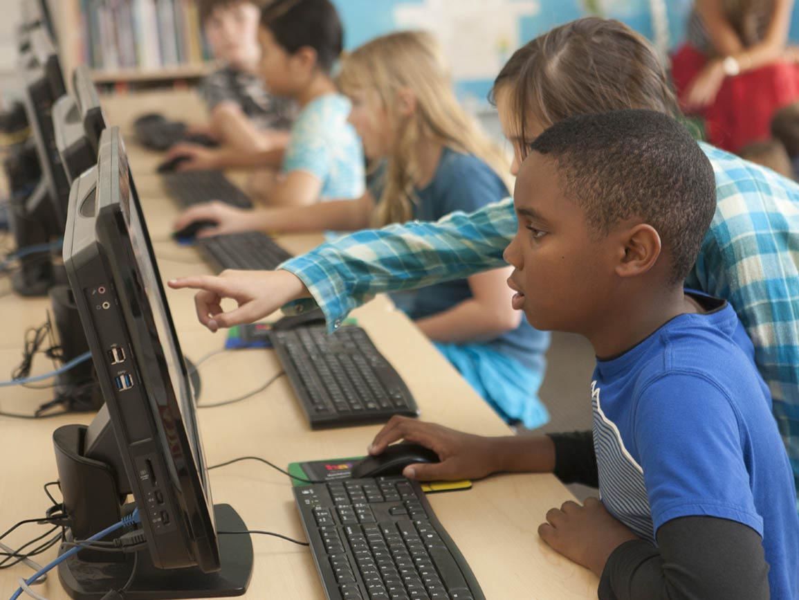 Children at a computer lab